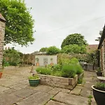 Musthay Mews Tockington * بريستول