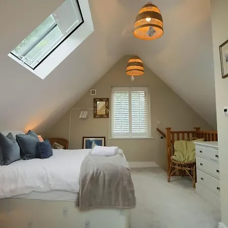 Musthay Mews Tockington *