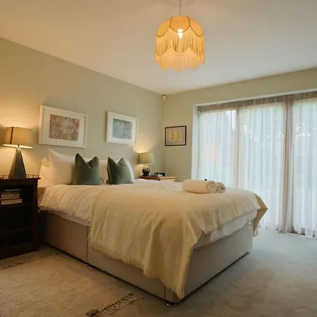 Musthay Mews Tockington *